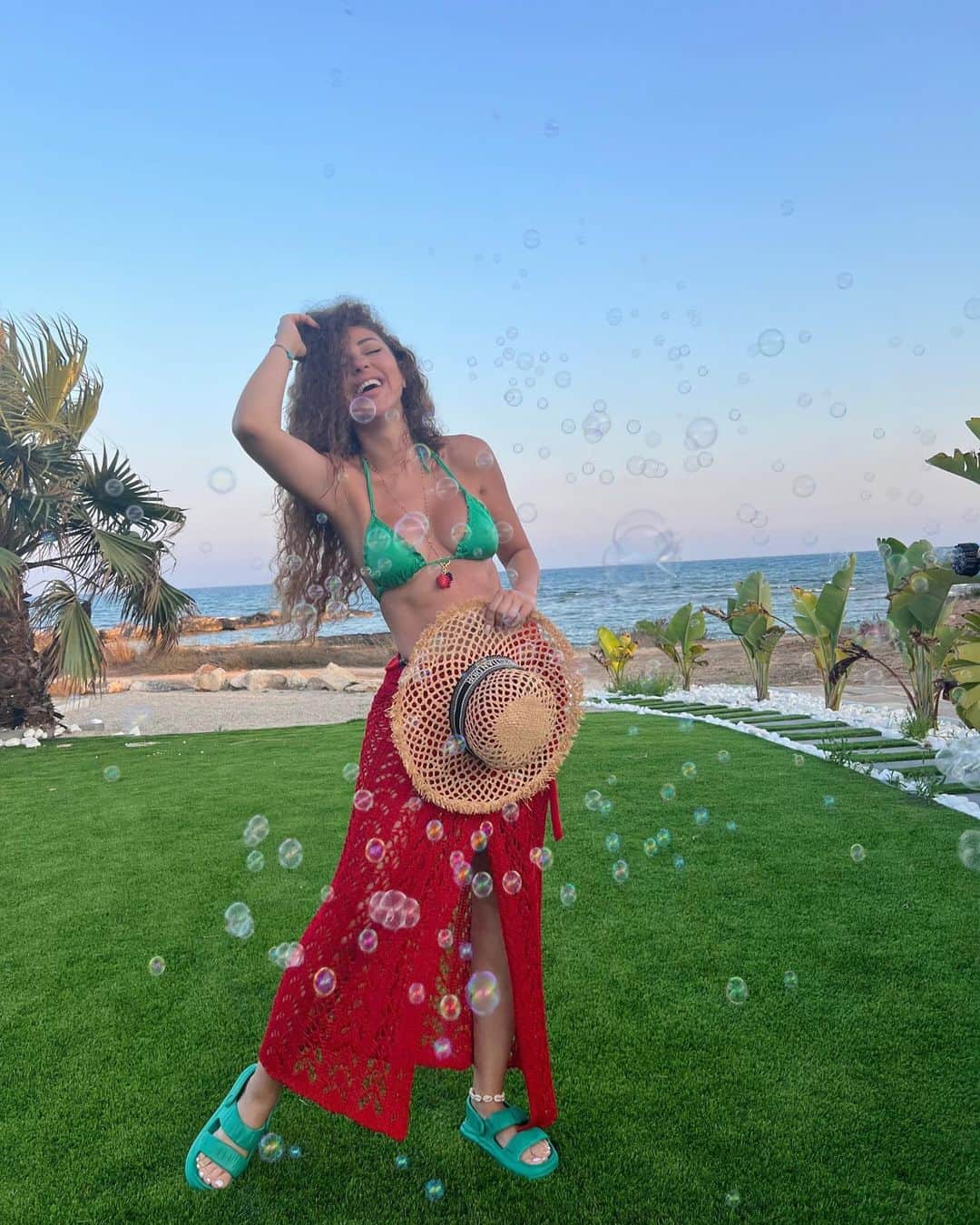 ميريام فارس كاشفة الجزء العلوي من جسدها المستور فقط بحمالة الصدر، قامت بتغطية الجزء السفلي من جسدها بـ"كاش مايوه" باللون الاحمر.