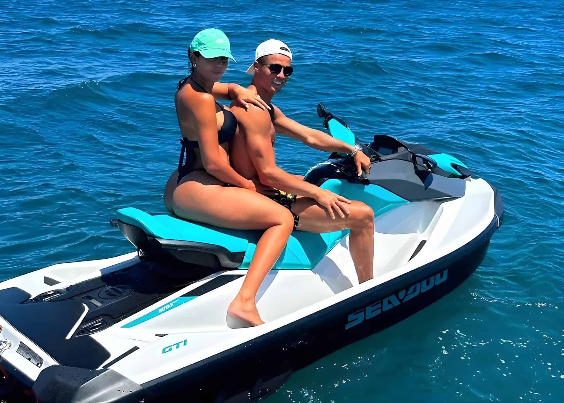 جورجينا وكريستيانو رونالدو شبه عاريين في أوضاع حميمية على الشاطئ! (فيديو) جورجينا وكريستيانو رونالدو شبه عاريين في أوضاع حميمية على الشاطئ! (فيديو)