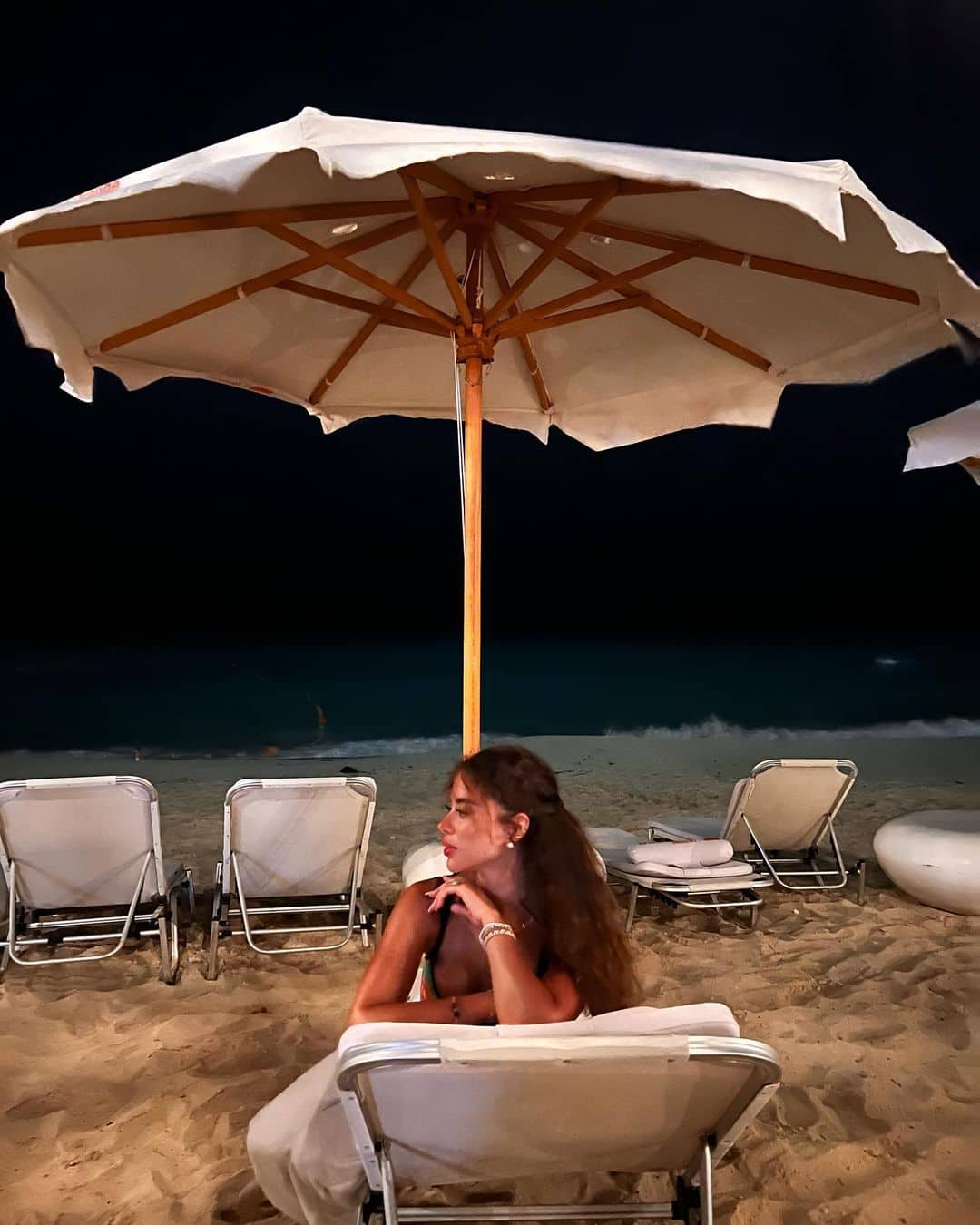 يارا السكري وهي تجلس على كرسي البحر