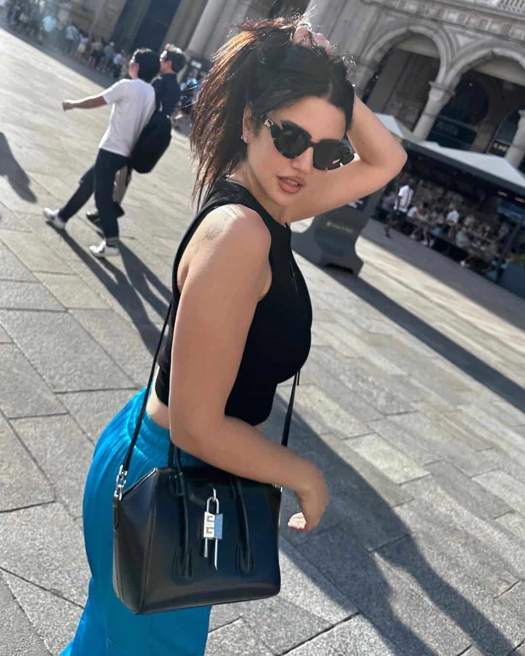 درة التونسية بالجينز الأزرق 