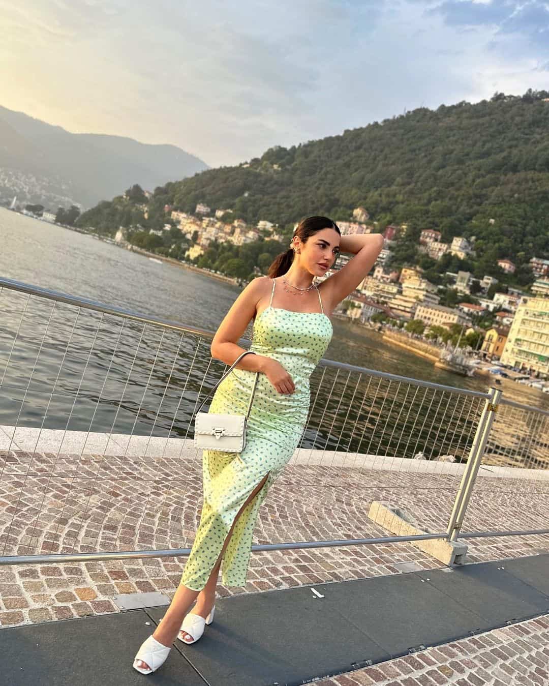 إطلال درة المثيرة مرتدية فستانا من الساتان الأصفر المرقط بالأسود