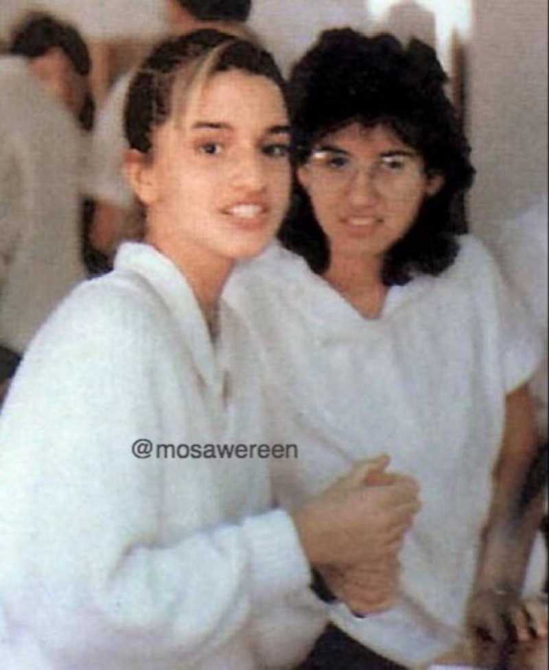 الملكة رانيا برفقة أحد زميلاتها، أثناء دراستهما سويًا في أحد المدارس الخاصة بدولة الكويت