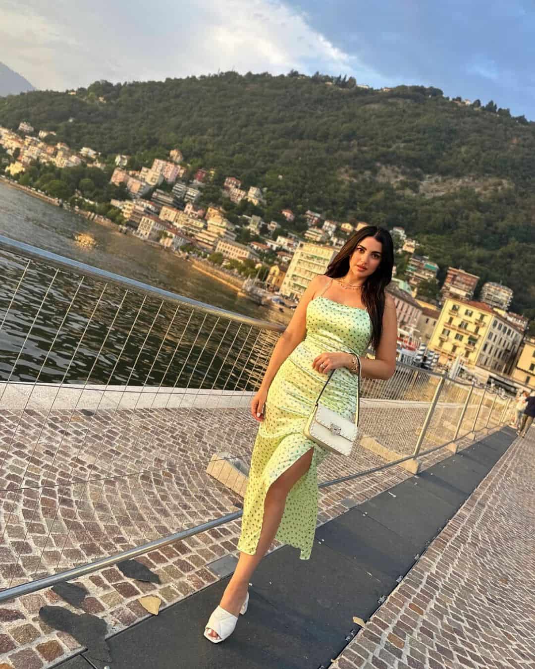 فستان الفنانة التونسية "درة" بحمالات خيط رفيعة، جشفت جزءا من الصدر والظهر