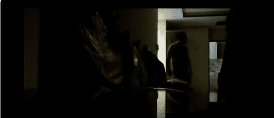 رضا ثقتي لحظة دخوله المكتب عاريا، فيما كان أحدهم أيضا ينتظره عاريا هو الآخر