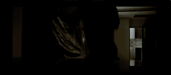 فور اقتراب رضا ثقتي منه، صعد الرجل على الكرسي واتخذ وضعيته ليبدأ الثاني بممارسة اللواط فيه