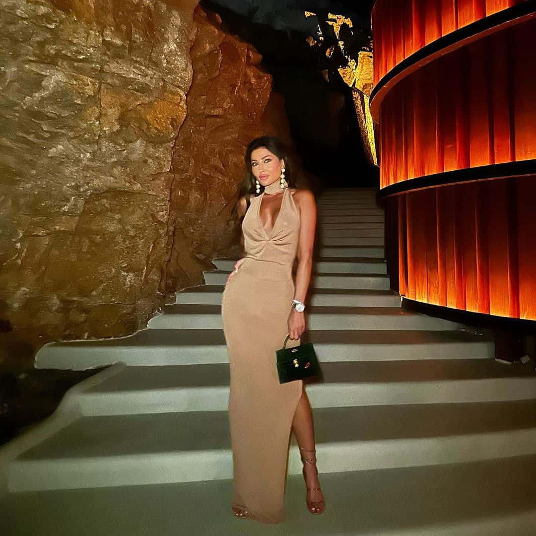 تميز فستان هبة نور بفتحة صدر كبيرة على شكل حرف "V" والذي كشف عدم ارتدائها لحمالة صدر لبروز حلمتها في إحدى الصور.