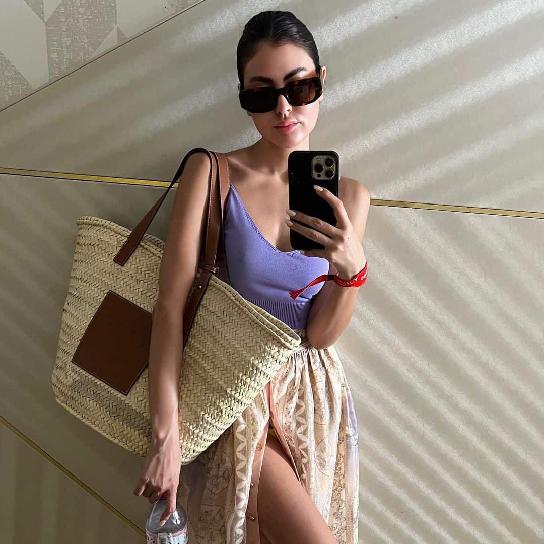 مريم حسين تكشف عن الملابس الداخلية