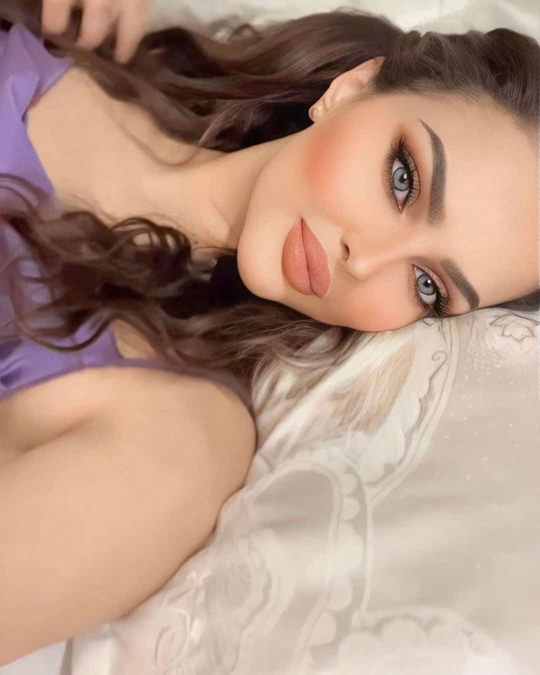 ظهرت رومي القحطاني وهي تتمدد على السرير