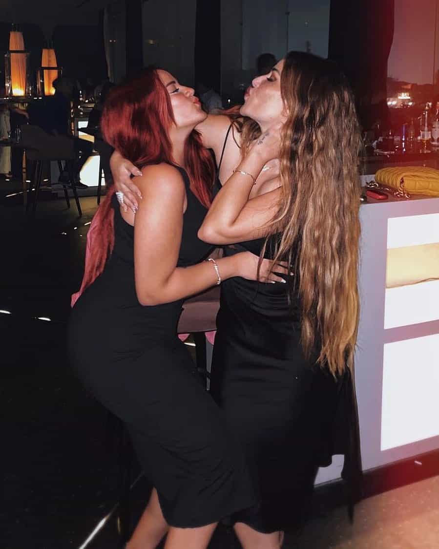 ندى الكامل وصديقتها