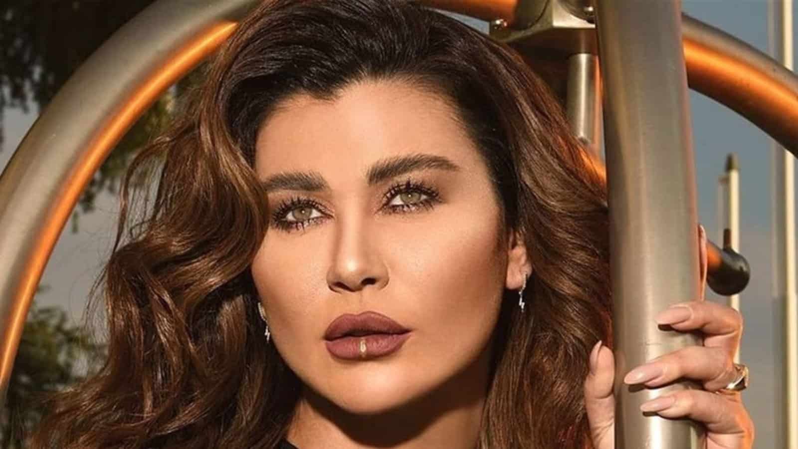 نادين الراسي تنشر فيديوهات غريبة مع والديها وشقيقتها ساندرين تفضح نواياها (شاهد) نادين الراسي تنشر فيديوهات غريبة مع والديها وشقيقتها ساندرين تفضح نواياها (شاهد)