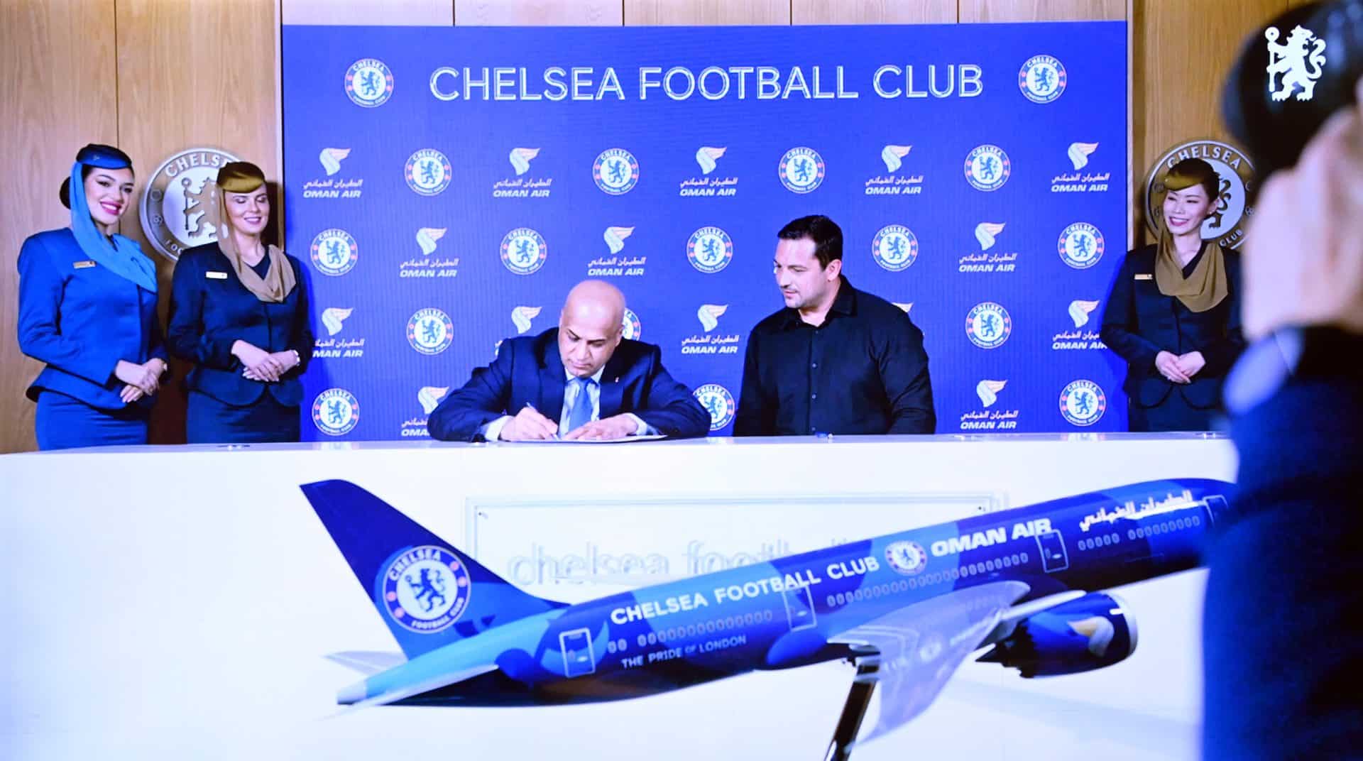  الطيران العُماني يوقع اتفاقية رعاية مع نادي تشيلسي الإنجليزي لكرة القدم،
