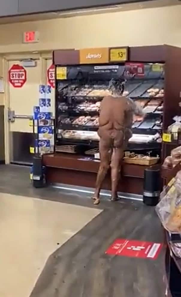 مختلة عقلياَ تحطم محتويات محل تجاري