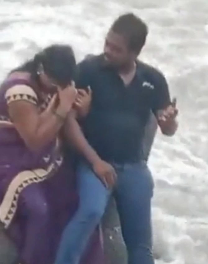 كان الزوجان يتحدان الأمواج من أجل الحصول على صورة رومانسية 