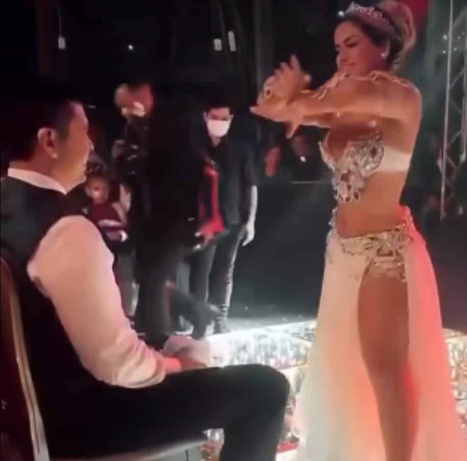 عروس ترقص أمام عريسها ببدلة رقص 