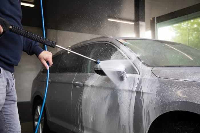 غسل السيارة بعد رحلة طويلة