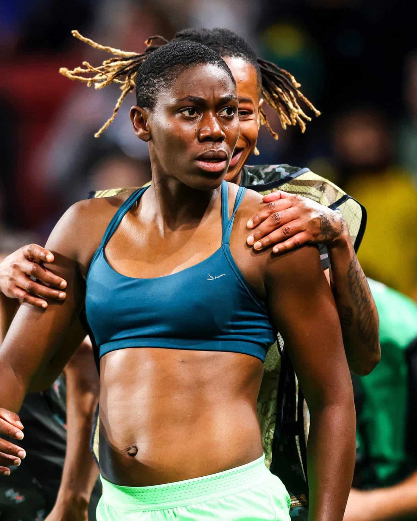 أسيسات أوشوالا جلست ساعة على دكة البدلاء