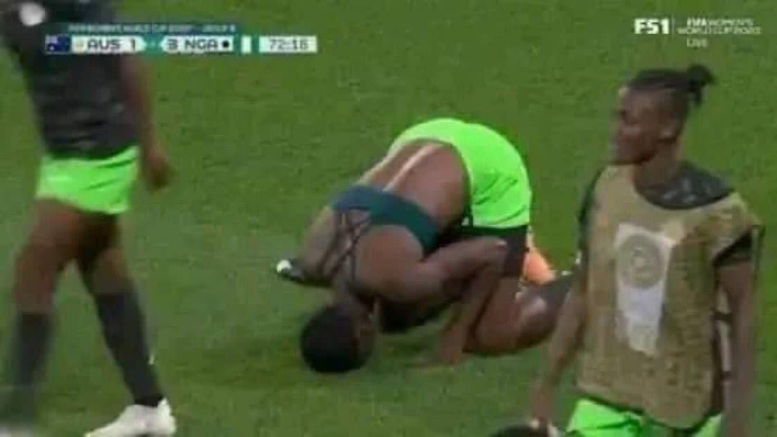 تصرف مثير .. لاعبة تخلع قميصها وتسجد احتفالاً بهدف سجلته في كأس العالم (شاهد) لاعبة منتخب نيجيريا للسيدات تخلع قميصها وتسجد في الملعب احتفالاً بتسجيلها هدفاً