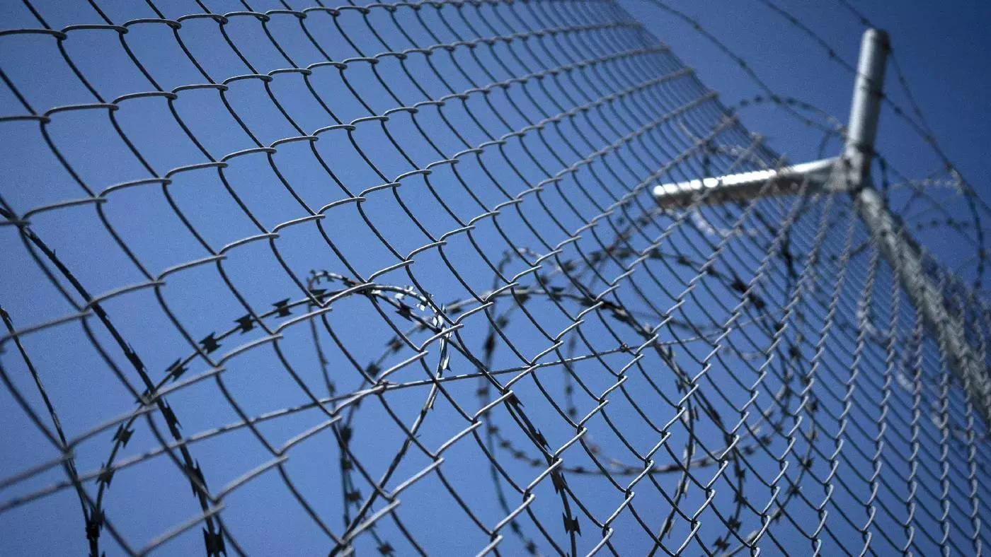  نقل الرجال التسعة المشتبه في قيامهم بالاتجار إلى سجن نافبليون في انتظار المحاكمة