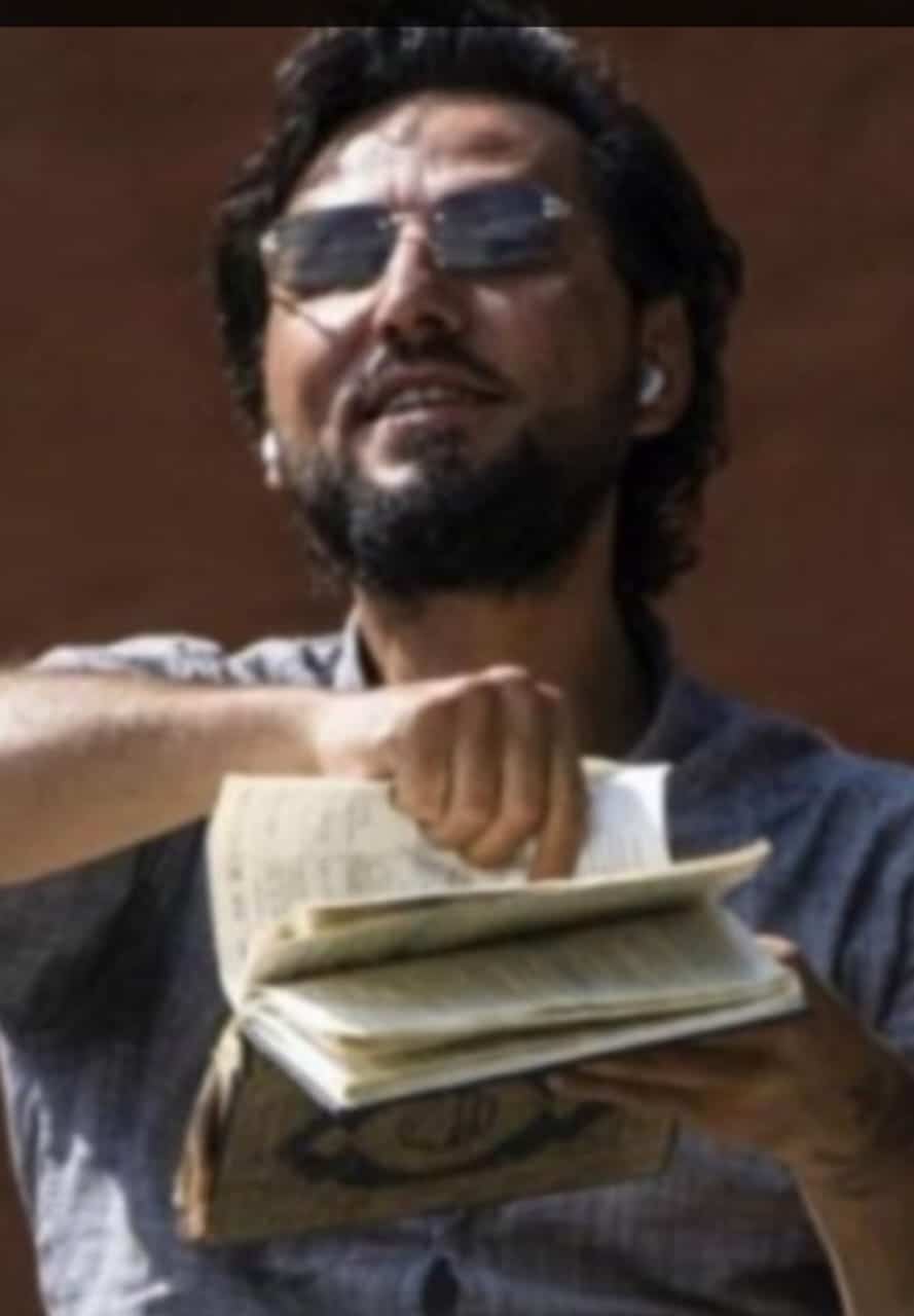 اشوري عراقي شاذ يقوم بتمزيق وركل القرآن الكريم وحرقه بإذن وحماية رسمية من السويد