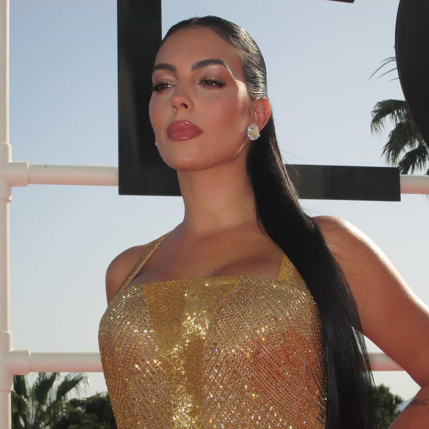 جورجينا تمارس مهنة عارضة أزياء