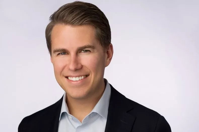 يصف مايلز تايلور ، المسؤول السابق في إدارة ترامب ، "التمييز الجنسي غير المقنع" للرئيس السابق دونالد ترامب في كتابه القادم.