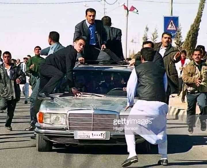 أظهر الأمير علي بن الحسين شجاعة منقطعة النظير في سبيل تأمين سلامة أخيه، حيث صعد على مقدمة السيارة التي تقل الملك وجعل من جسده درعا بشريا أمام الملك لحمايته من أي ضرر.