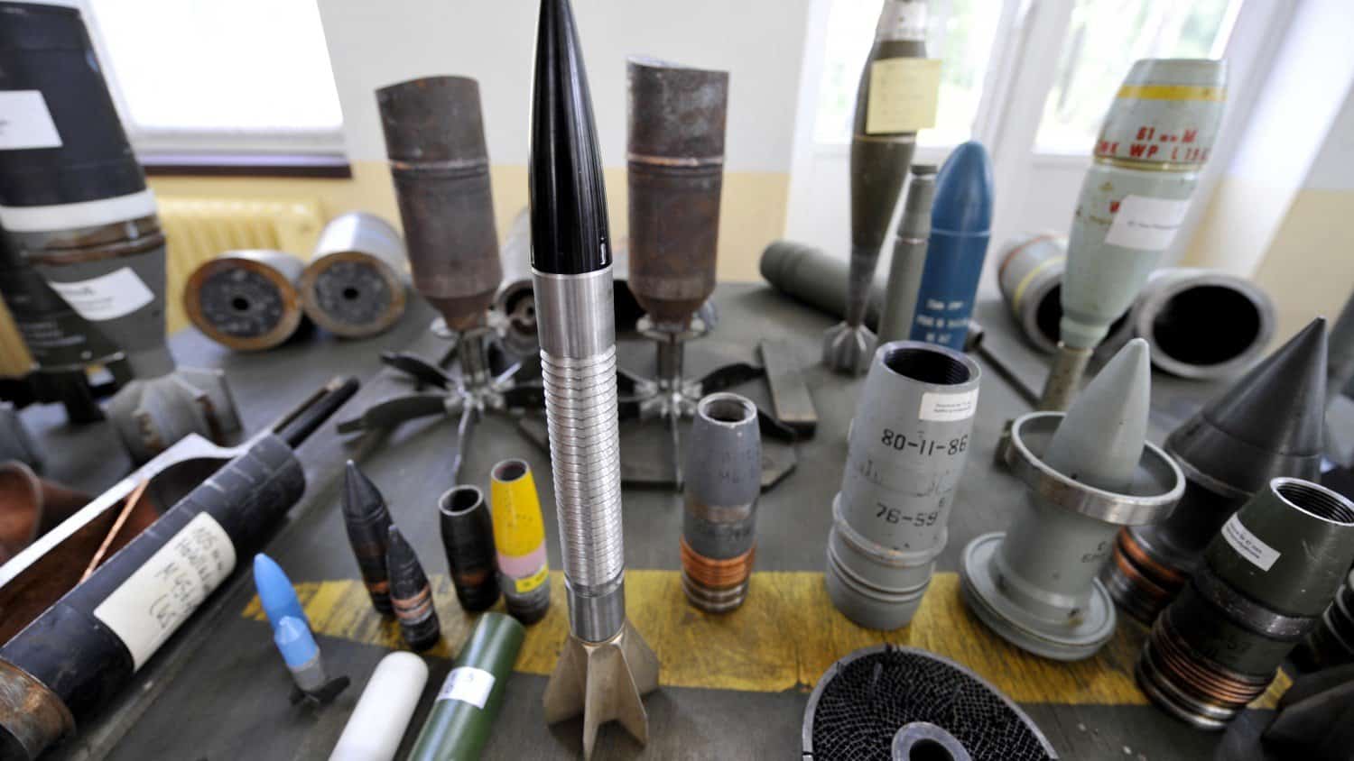 القنابل العنقودية