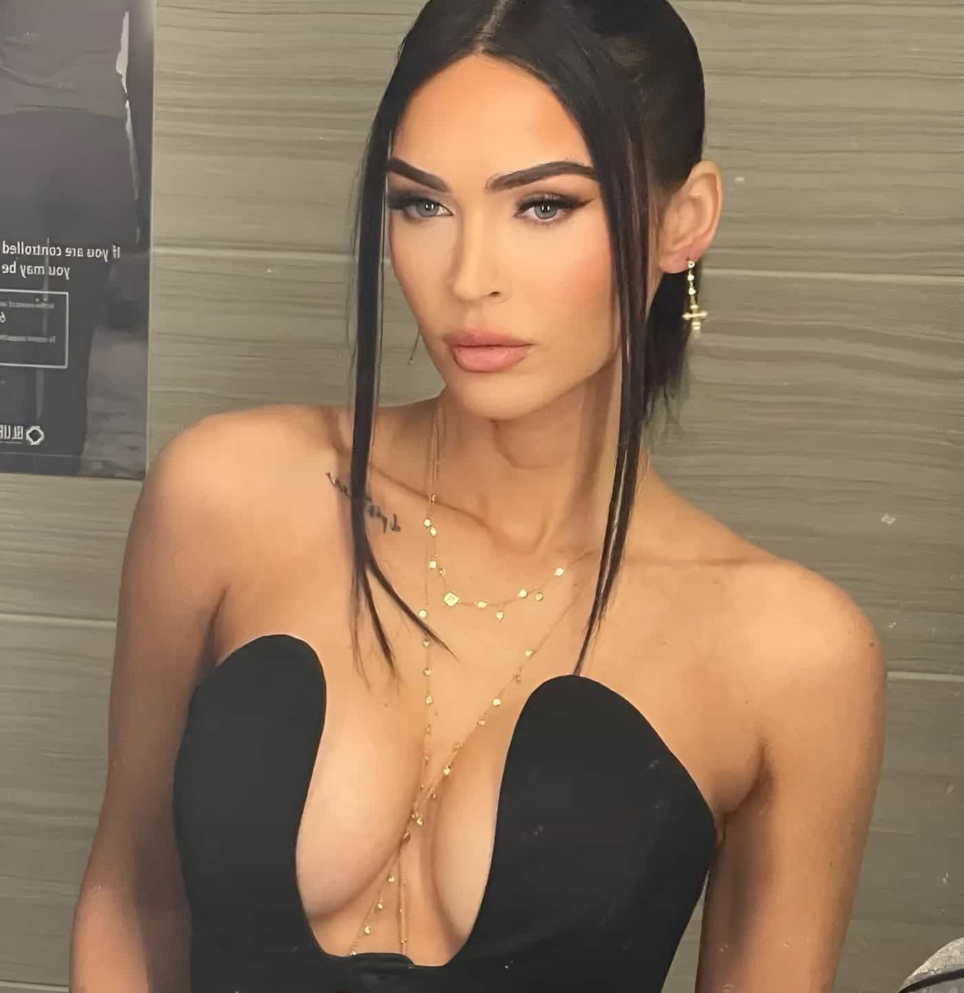 ميغان فوكس تتسلق شجرة ببكيني خيط لتستعرض وشم حوضها الجديد (شاهد) ميغان فوكس تتسلق شجرة ببكيني خيط لتستعرض وشم حوضها الجديد (شاهد)