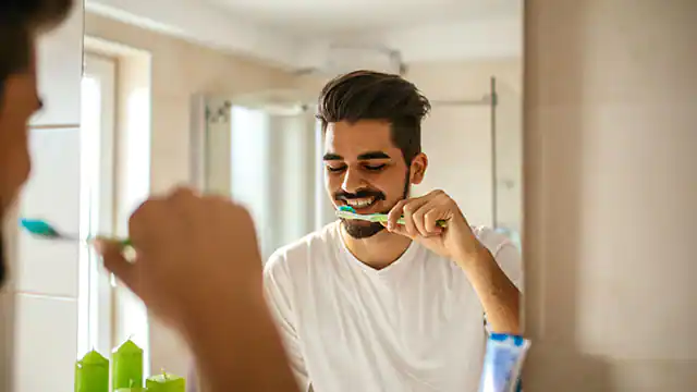 تنظيف الأسنان بالفرشاة