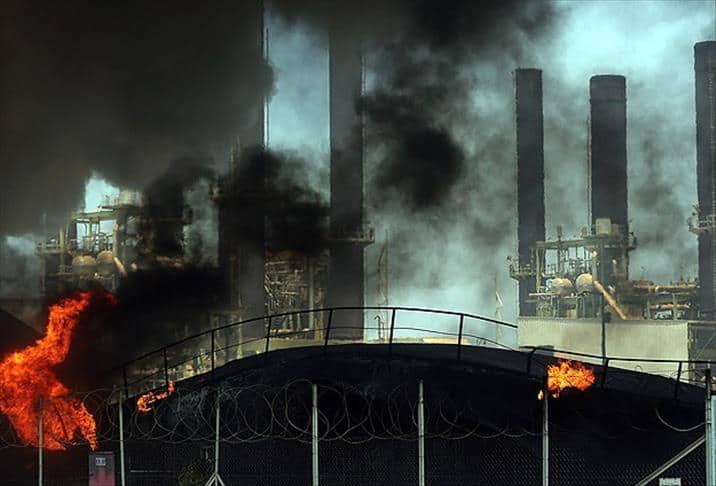 قصفت إسرائيل محطة الكهرباء في يونيو حزيران 2006 مما أدى إلى توقفها التام