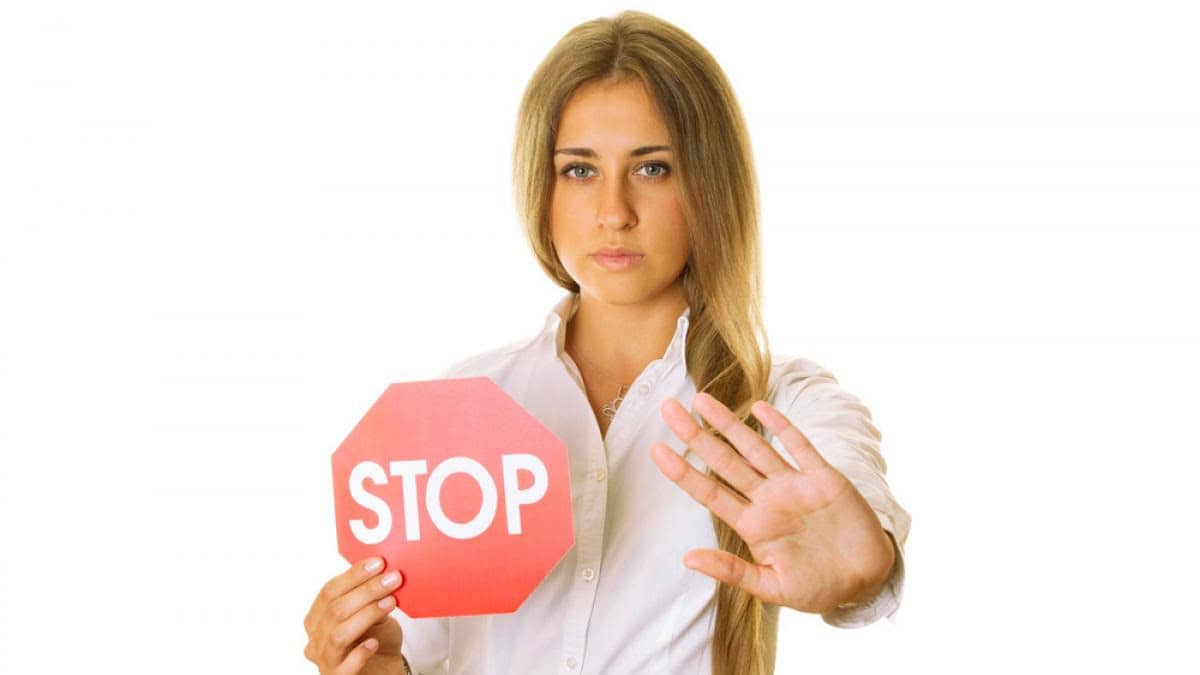 نعتقد خطأً أن المدمنين يدمنون على المخدرات أو الكحول أو الجنس، لأنهم يفتقرون إلى المبادئ الأخلاقية أو قوة الإرادة