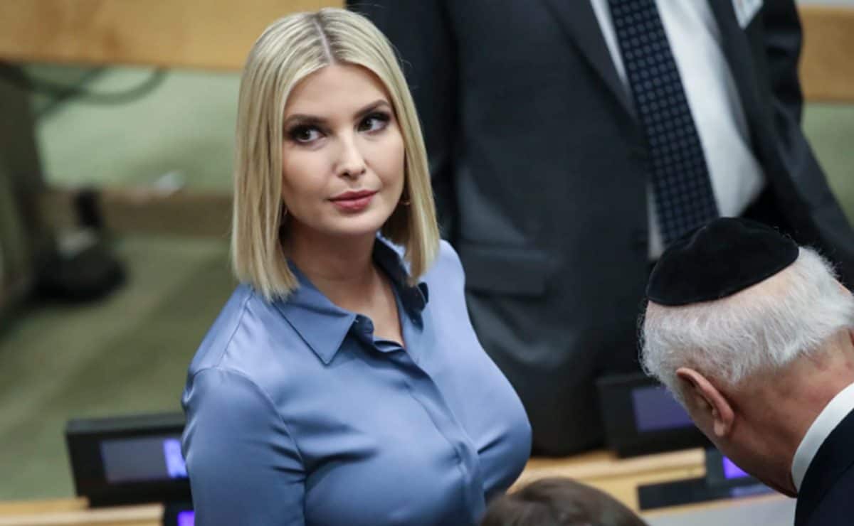 مسؤول سابق يكشف كيف تخيل “ترامب” ممارسة الجنس مع ابنته إيفانكا وكيف وصف ثديها! مسؤول سابق يكشف كيف تخيل "ترامب" ممارسة الجنس مع ابنته إيفانكا وكيف وصف ثديها!