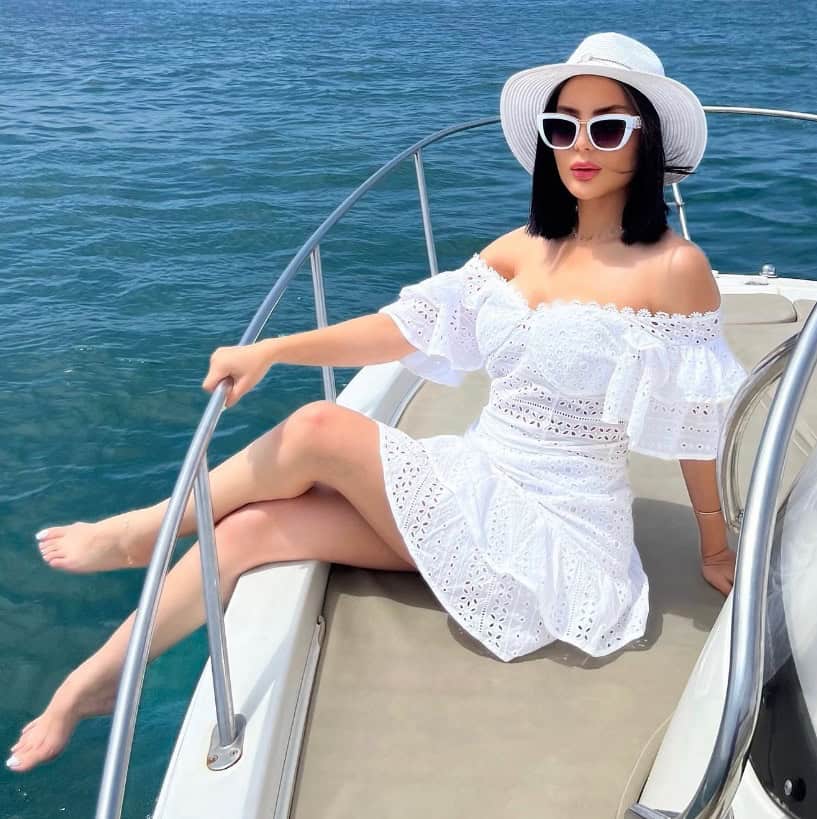 ابتسام بطمة في رحلة بحرية 