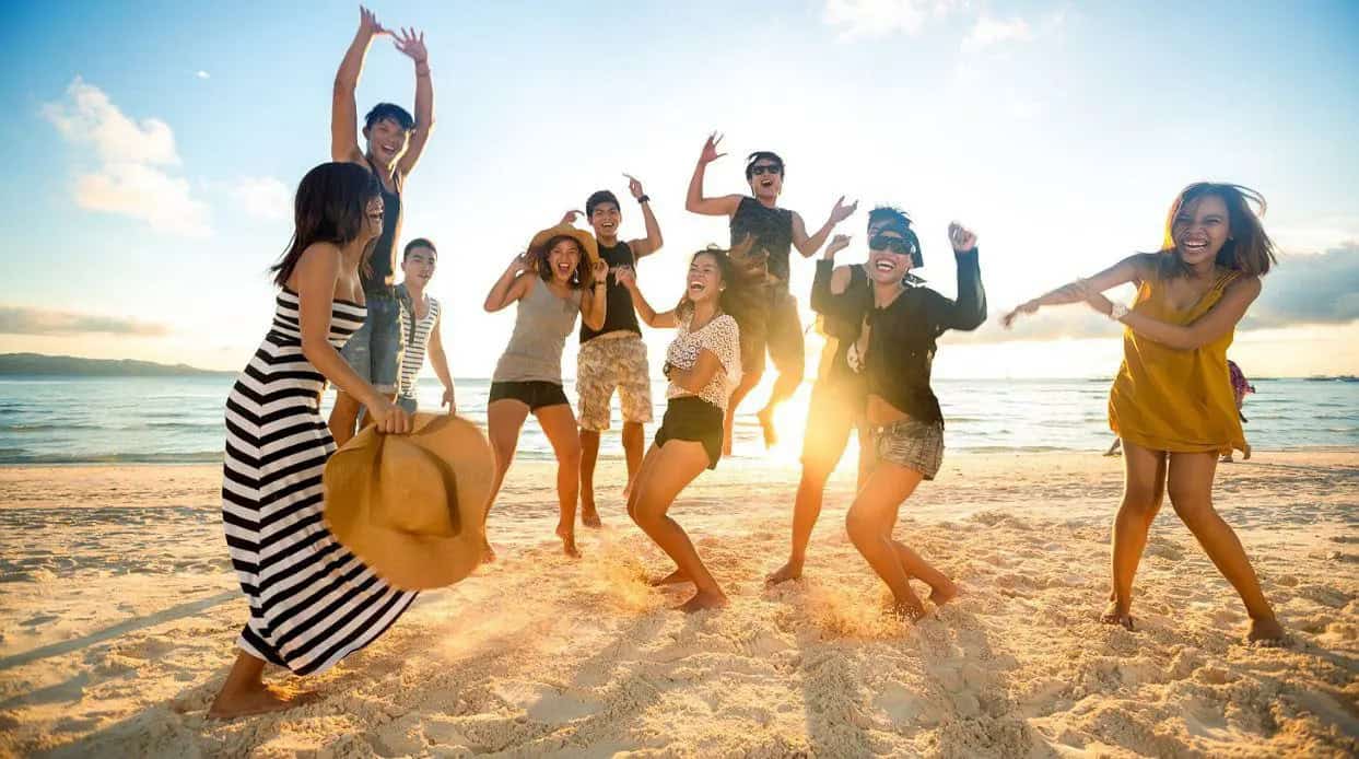 خذ وقتًا لقضاء إجازة طويلة مع صديقاتك. إجازة لن تكون مجرد رحلة، بل فرصة لتعميق الصداقات والتعرف على الذات