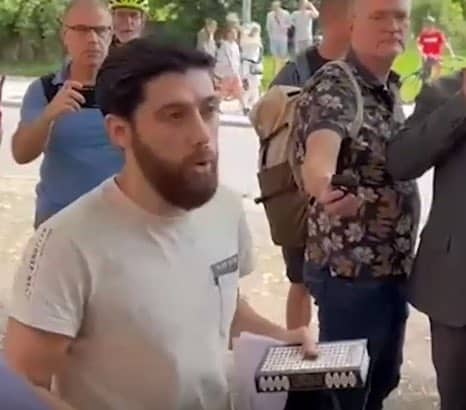 الشاب السوري الذي يحمل الجنسية السويدية أحمد علوش أمام السفارة الإسرائيلية في السويد