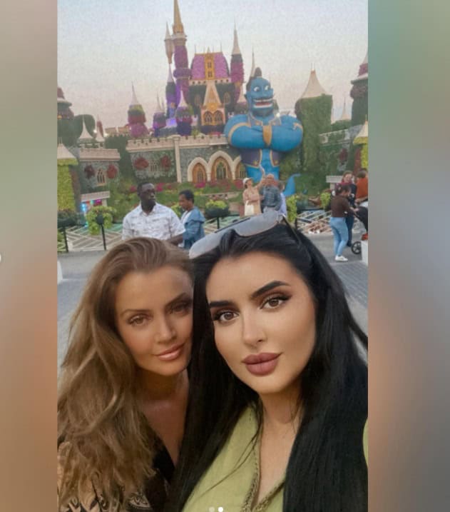 الشيخة مهرة ووالدتها اليونانية