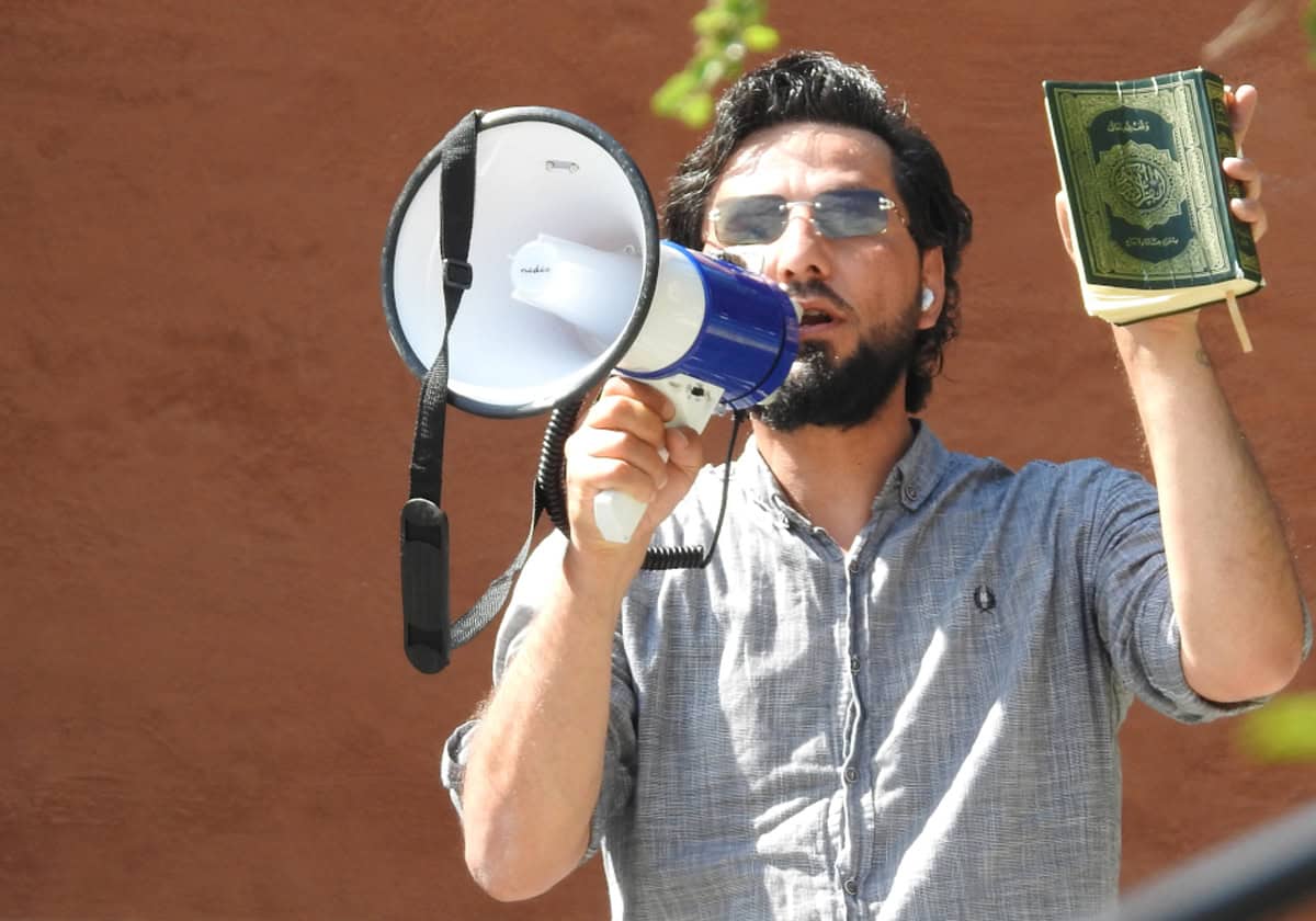 العراقي سلوان موميكا يحلق المصحف