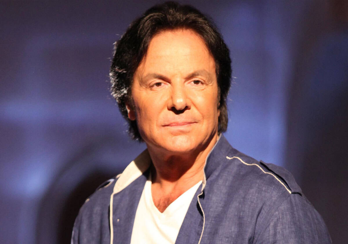 الفنان اللبناني مايز البياع يضرب زوجته وسط الشارع ويحاول خنقها !(شاهد)