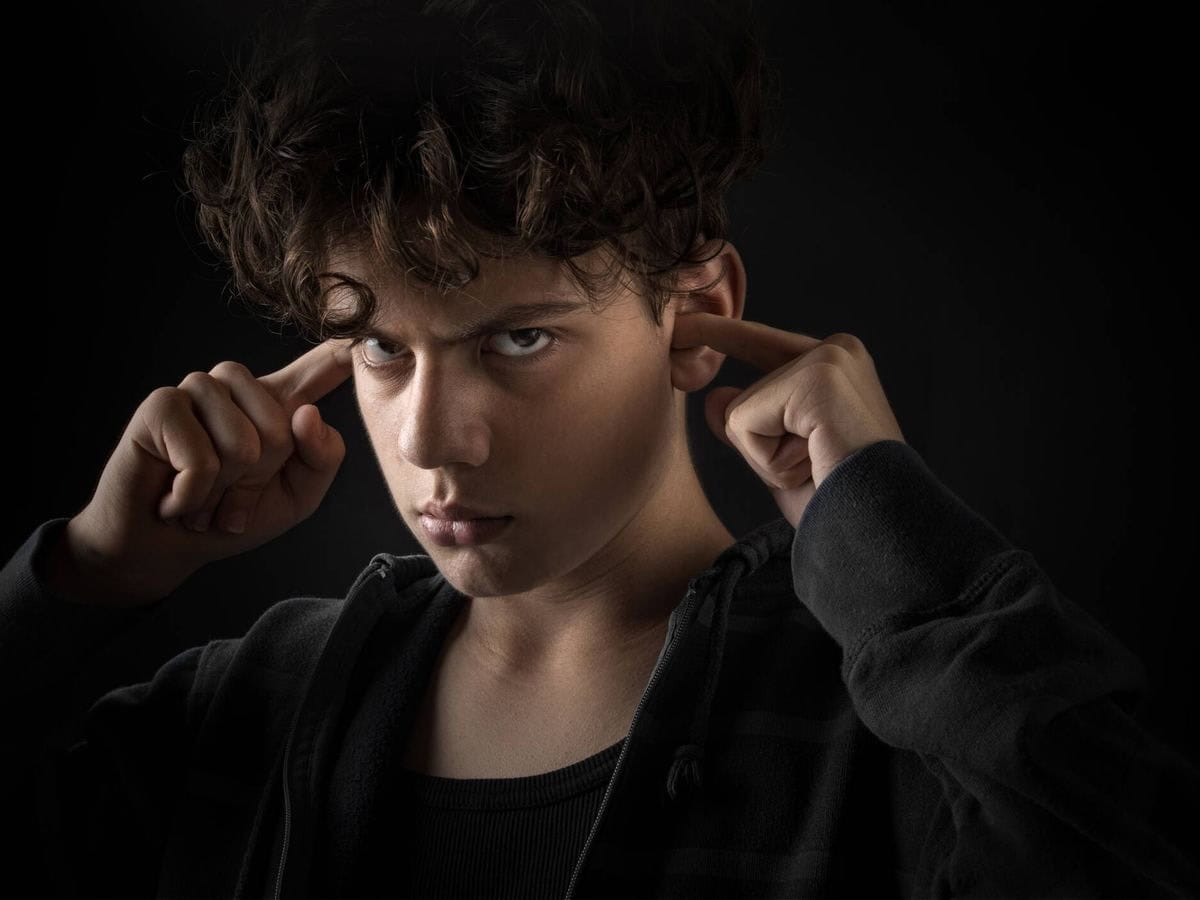 خضع الأبناء لمراقبة الناس وخاصة آبائهم، الذين يدعون المراقبة بدافع الاهتمام والخوف عليهم