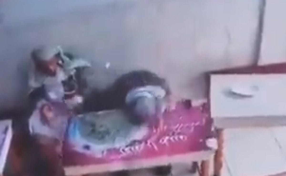 الموت يباغت معلم يمني أثناء تناوله وجبة الإفطار في أحد المطاعم (شاهد) موت معلم يمني