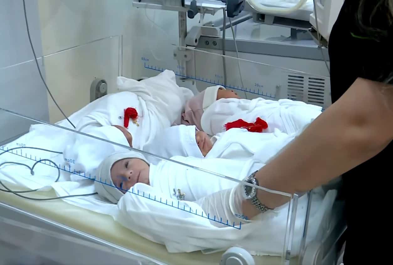 شاهد شعور عراقية رزقت بـ4 أطفال في بطن واحدة بعد حرمان 15 عاما ام عراقية ترزق بأربعة توائم