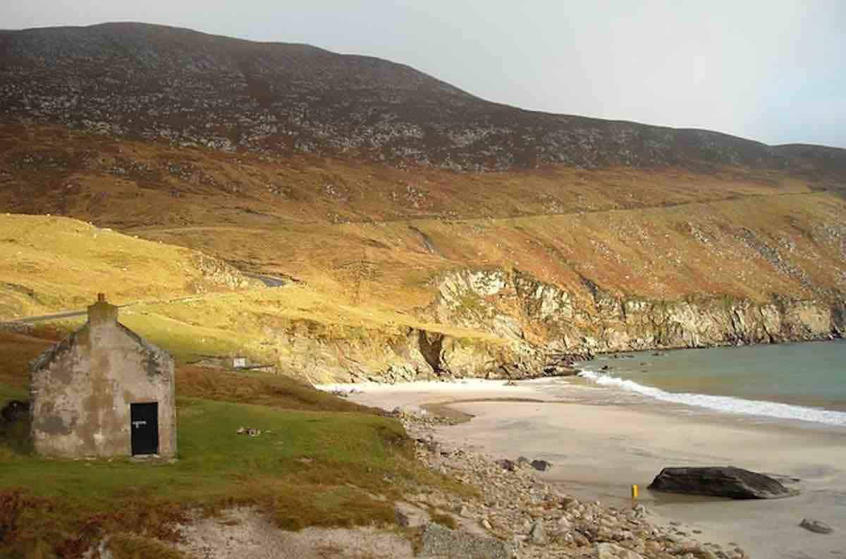 ستنهار السدود والحواجز التي صنعها الإنسان على الأنهار والجداول وستتآكل في النهاية.