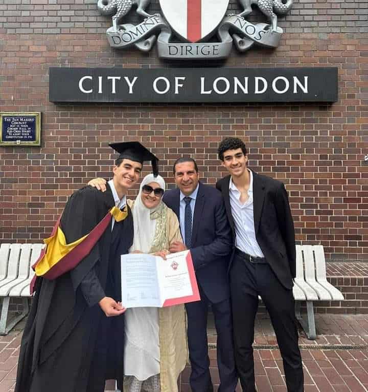 تخرج ابن عمرو خالد من جامعة بريطانية