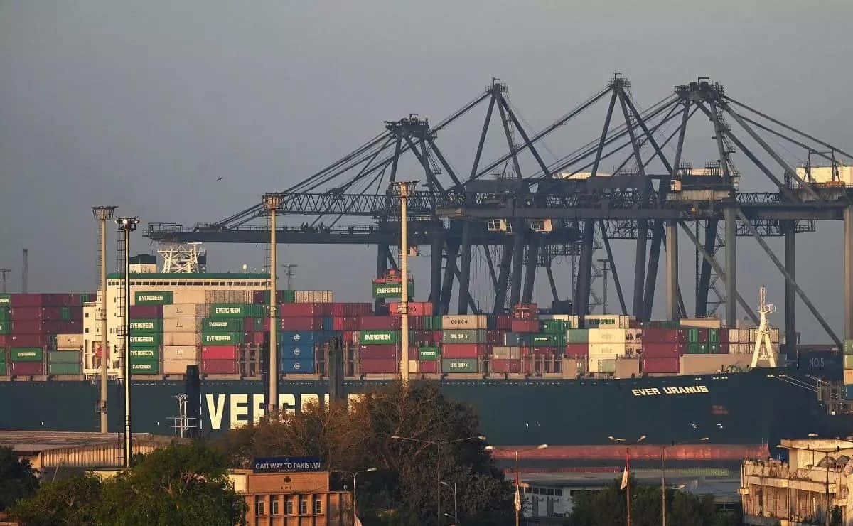 انتقادات لمساعي الإمارات للسيطرة على ميناء كراتشي الباكستاني.. ماذا تعني الصفقة؟ انتقادات لمساعي الإمارات للسيطرة على ميناء كراتشي الباكستاني.. ماذا تعني الصفقة؟