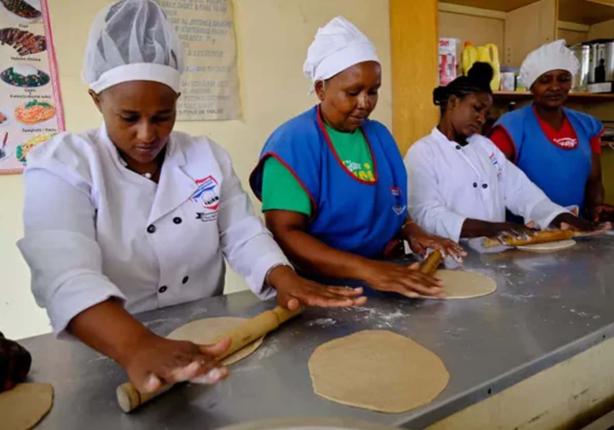 تعليم النساء كيفية صنع الشابات قبل السفر إلى المملكة العربية السعودية في معهد شرق إفريقيا 