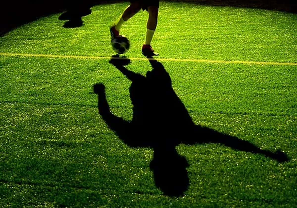 لاعب كرة القدم المعني كان في ذلك الوقت يخترق اللعبة بعد فترة ناجحة في أكاديمية النخبة