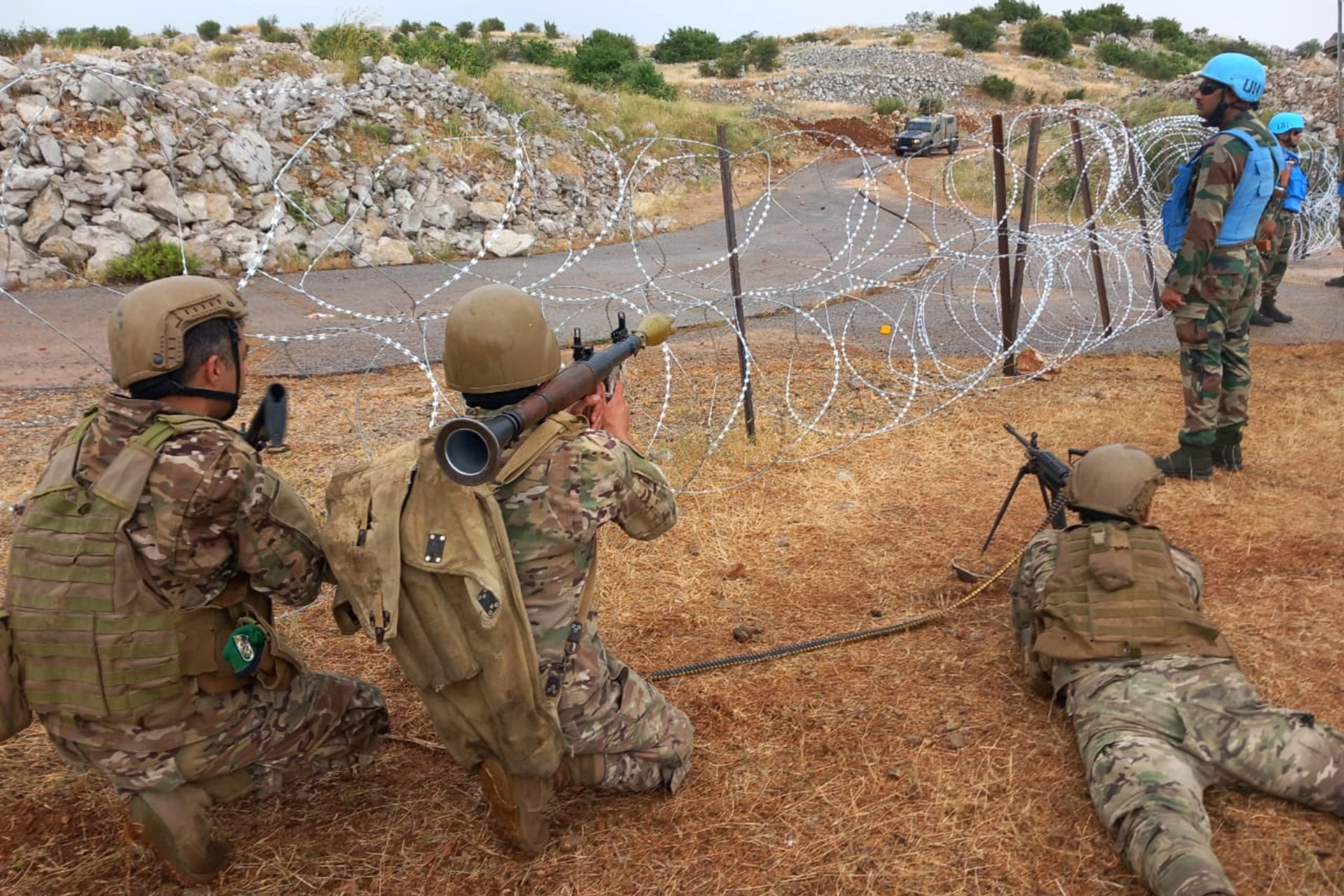 جنود لبنانيون يرتدون ثيابًا مدنية يدخلون شمال إسرائيل ويقضون 20 دقيقة في المنطقة جنود لبنانيين