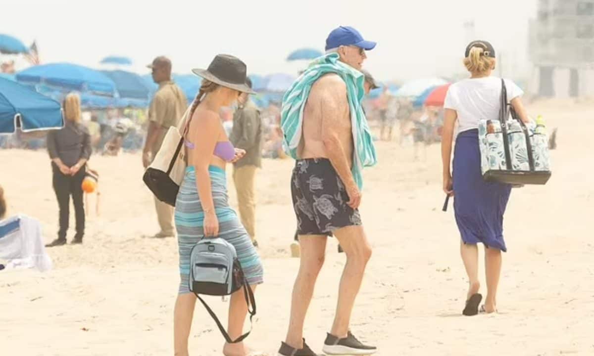 جو بايدن يرتدي حفاظة على الشاطئ بدلاً من المايوه.. هكذا سخر إيلون ماسك منه! (شاهد) جو بايدن على الشاطئ