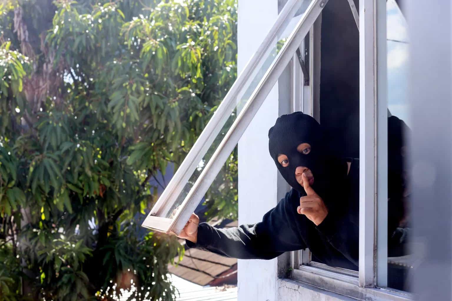 أوهمهم بأن المنزل مسكون.. 5 نصائح لحماية منزلك من اللصوص في أثناء إجازتك حماية منزلك من اللصوص في أثناء الإجازة