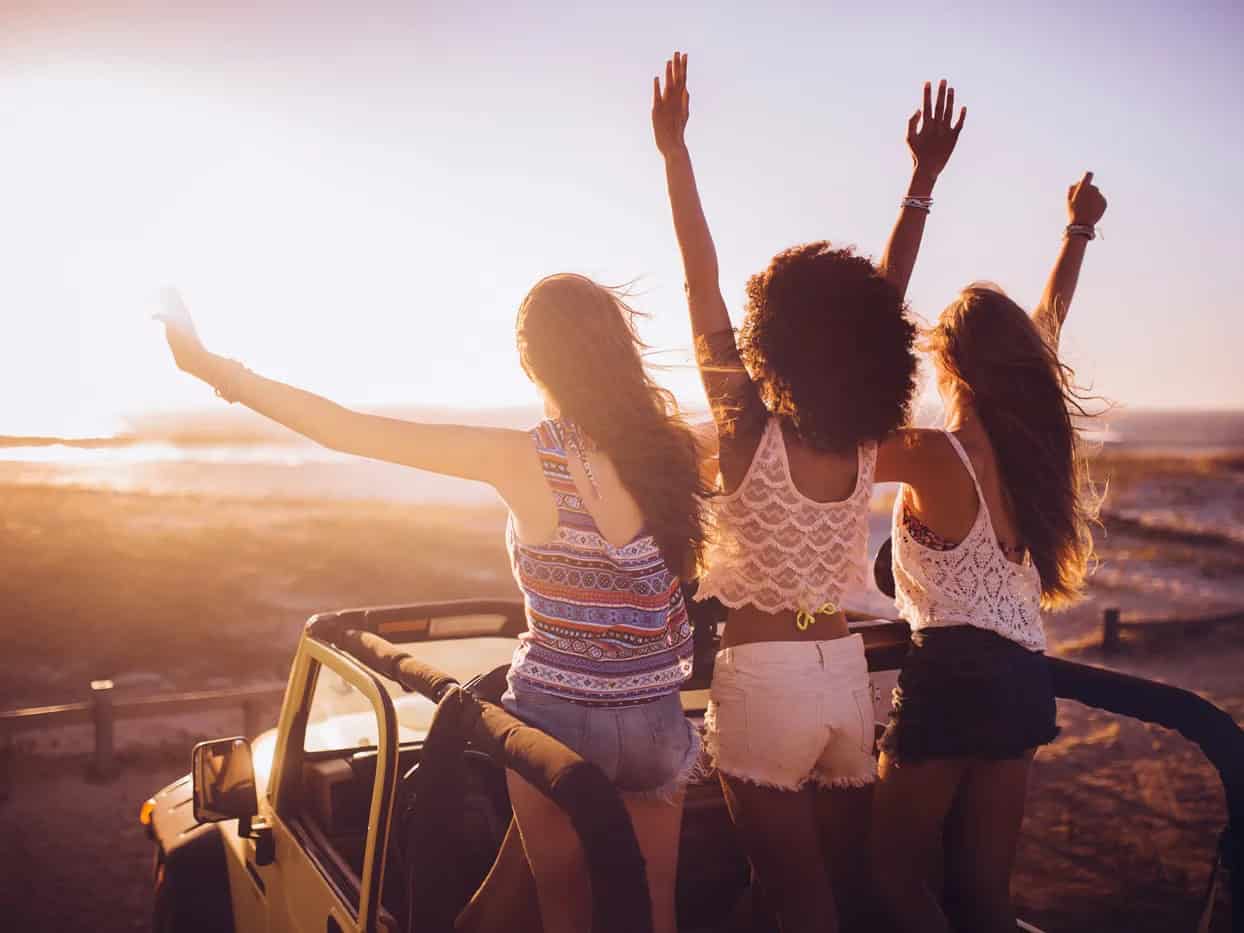 7 أسباب تدفع المرأة لأخذ إجازة طويلة مع صديقاتها قبل سن 30 عامًا تمتع المرأة بإجازة مطولة